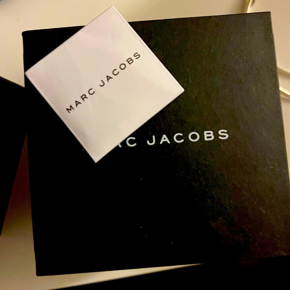 Please read carefully, MARC JACOBS hybrid watch. Like new condition.